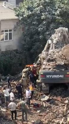 Küçükçekmece'de kontrollü yıkımı yapılan bina iş makinesinin üzerine çöktü-1