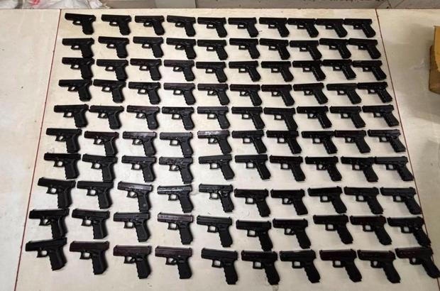 Zeytinburnu'nda iş yerine operasyon; 100 adet ruhsatsız tabanca ele geçirildi