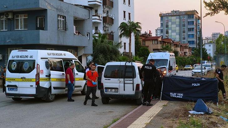 Husumetlisi ile eşini iş yerinde, müdahale eden oğlunu da araçta silahla vurdu: Baba ve oğlu öldü, anne yaralı