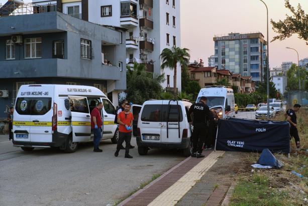 Husumetlisi ile eşini iş yerinde, müdahale eden oğlunu da araçta silahla vurdu: Baba ve oğlu öldü, anne yaralı