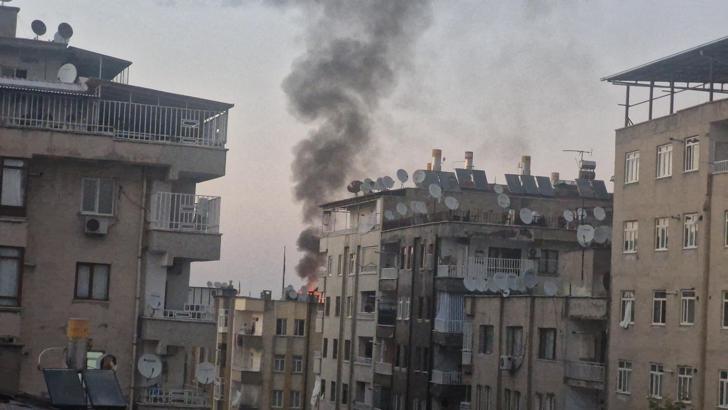 Diyarbakır’da 7 katlı binanın çatı katında yangın