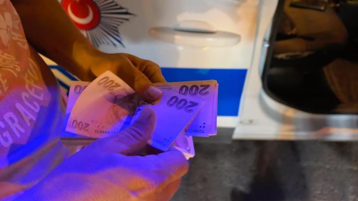 Bursa'da aracın üzerinde bulduğu çantadaki 30 bin TL'yi polise teslim etti