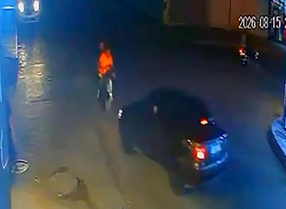 Otomobille çarpışan motosikletteki 2 kişi yaralandı; kaza kamerada