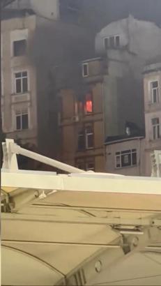 Kasımpaşa'da havai fişeğin daireyi yaktığı anlar kamerada; 4 gözaltı