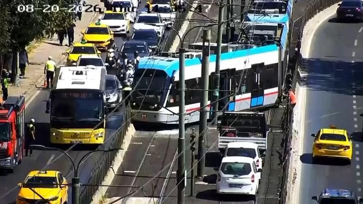 Beyoğlu'nda tramvay raydan çıktı