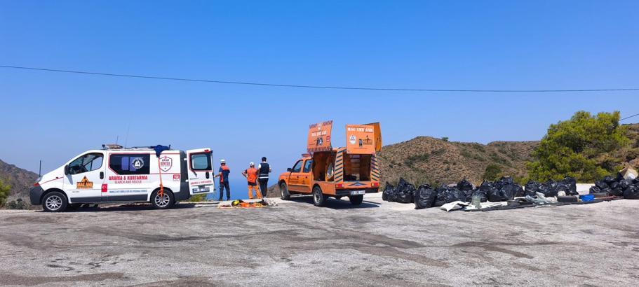 Datça'da ulaşılamayan zorlu bölgelerde temizlik çalışması