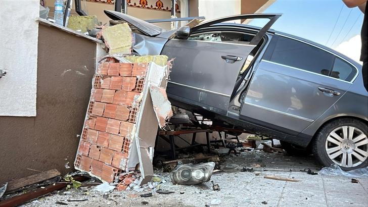 Otomobil caminin duvarına çarptı: 2 yaralı