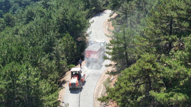 Spil Dağı eteğindeki Ayvacık Mahallesi yolunda 6 kilometrelik asfaltlama çalışması