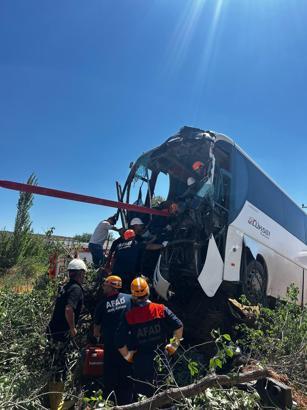 Diyarbakır’da otobüs şarampole devrildi: 2 yaralı