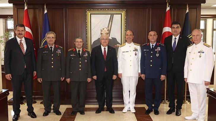 Bakan Güler, Donanma Komutanlığı'nı ziyaret etti