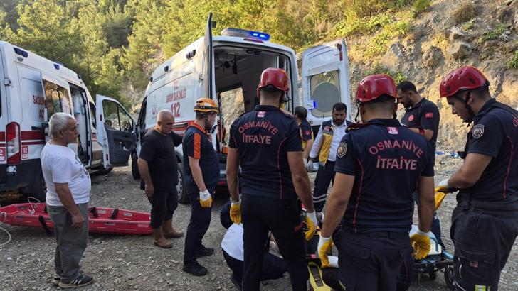 Otomobil, 50 metre yükseklikten dere yatağına düştü: 1 ölü, 1 yaralı