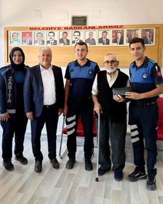 Bulduğu içinde para olan çantayı teslim etti