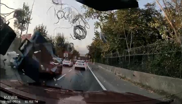 Sarıyer’de 4 otomobilin karıştığı kaza kamerada; araç havalanıp karşı yöne savruldu