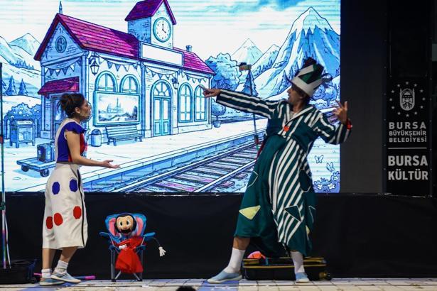Büyükşehir’den miniklere ‘İki Bavul Dolusu’ eğlence