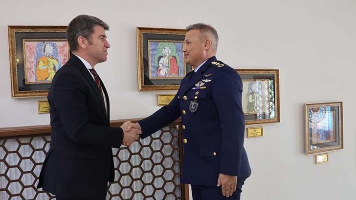 Merzifon 5'inci Ana Jet Üs Komutanı olarak atanan Alper Gezeravcı, Vali Bakan'ı ziyaret etti