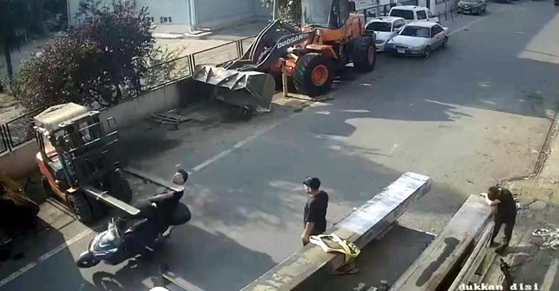 Forklifte çarpan motosikletin sürücüsü yaralandı; kaza kamerada