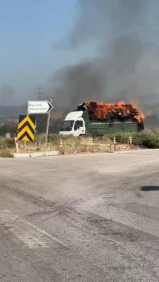Seyir halindeki kamyondaki saman balyaları yandı; o anlar kamerada