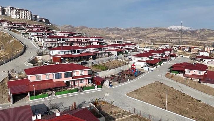 Bitlis'te Ahıska Türkleri için yapılan kalıcı konutların teslimine başlandı
