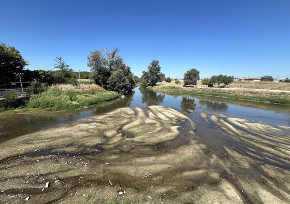 Debisi düşen Tunca Nehri’nde kum adacıkları ortaya çıktı