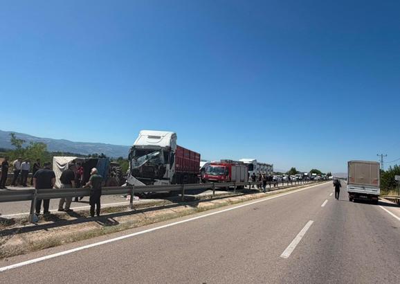TIR ile çarpışan traktörün sürücüsü yaralandı