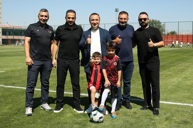 Minik Göktuğ’dan Gençlerbirliği’ne ziyaret
