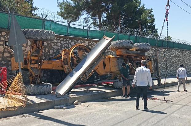 TIR'ın üzerindeki greyder devrildi