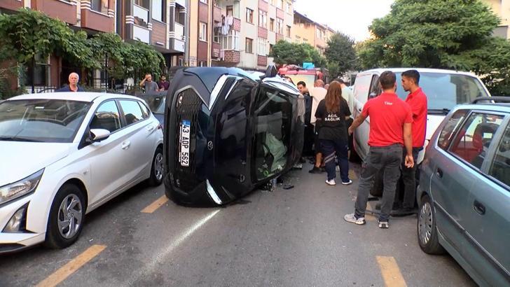 Ümraniye’de park halindeki araçlara çarparak devrilen otomobilin sürücüsü yaralandı