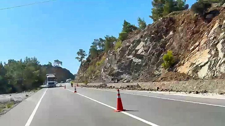 Muğla’da yamaçtan kopan kaya parçaları yola düştü