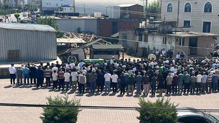 Denizde ölü bulunan 3 kardeş toprağa verildi