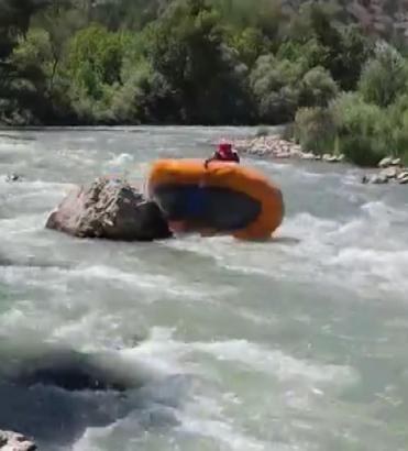 Rafting yarışında botları alabora olan sporcular zor anlar yaşadı