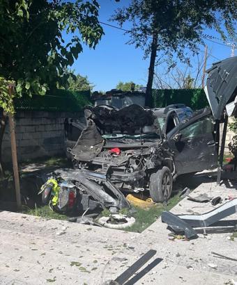 Hafif ticari aracın evin bahçesine uçtuğu kaza kamerada