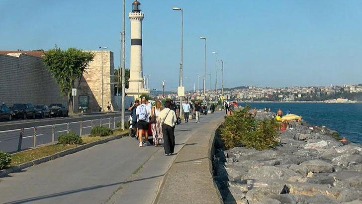 İstanbul'da sıcaktan bunalanlar Sarayburnu Sahili'nde serinledi