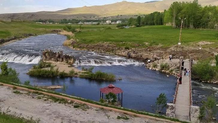 Akıntıya kapılan çocuğunu kurtardı; kendisini boğuldu
