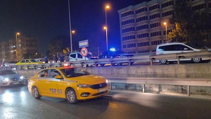 Küçükçekmece D-100'de polis takibe aldığı aracı durdurdu; trafik yoğunluğu oluştu