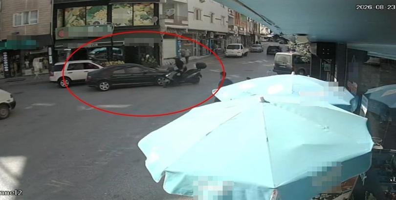 Otomobil ile motosikletin çarpıştığı kaza kamerada