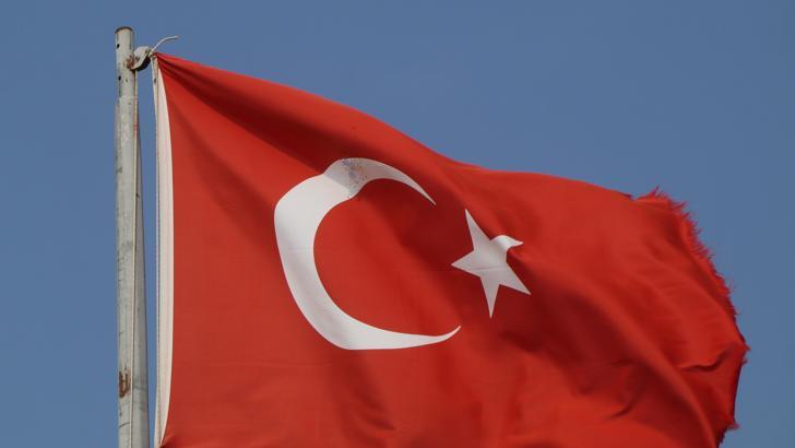 Türk bayrağına tüfekle zarar verildi