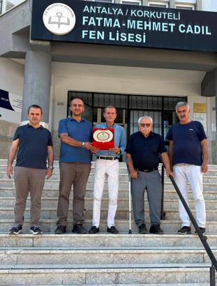 Emekliye ayrılan lise müdürüne veda programı