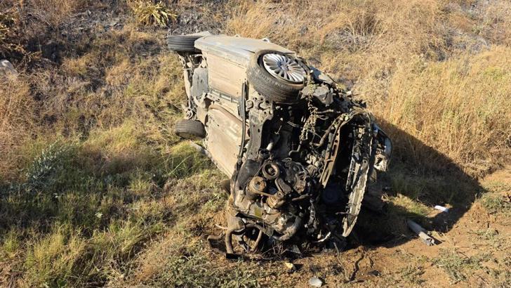 Salihli'de otomobil zeytinliğe uçtu: 1'i ağır 2 yaralı