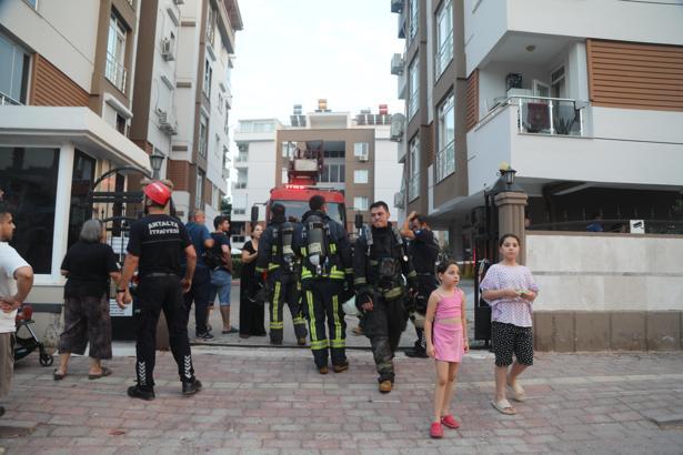 Klimadan çıkan yangında daire kullanılamaz hale geldi