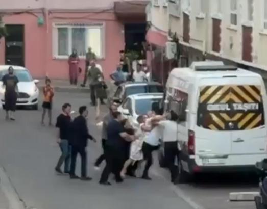 Komşuların keserli, yumruklu kavgası kamerada