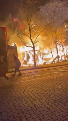 Avcılar’da TIR parkında yangın: 5 araç kullanılamaz hale geldi