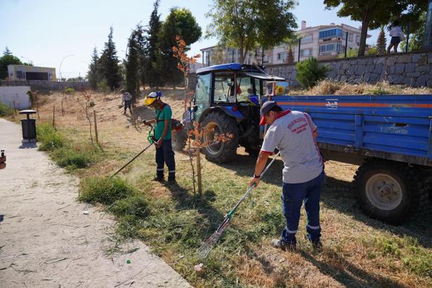 Ayvalık'ta okul bahçelerinde bakım ve temizlik çalışması