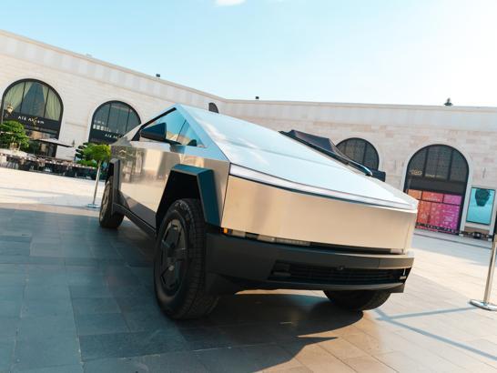 Tesla Cybertruck, The Land of Legends'te ziyaretçilerle buluşuyor