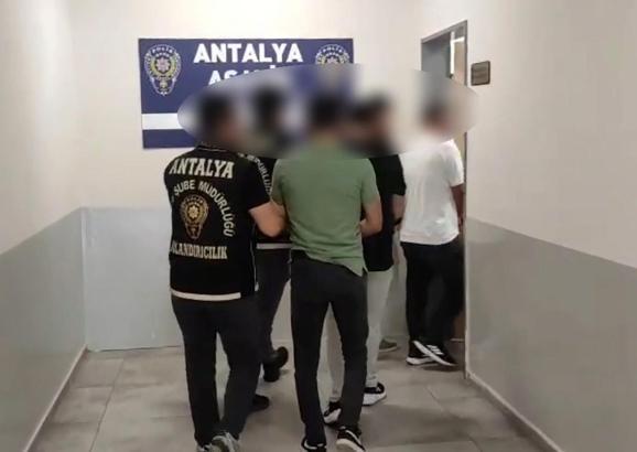 Kendilerini ‘başkomiser’ olarak tanıtıp 13,5 milyon lira dolandıran 3 şüpheli tutuklandı