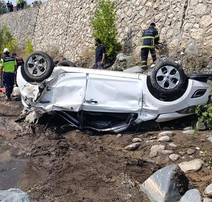 Adana’da otomobil dereye uçtu: 2 ölü, 1 yaralı