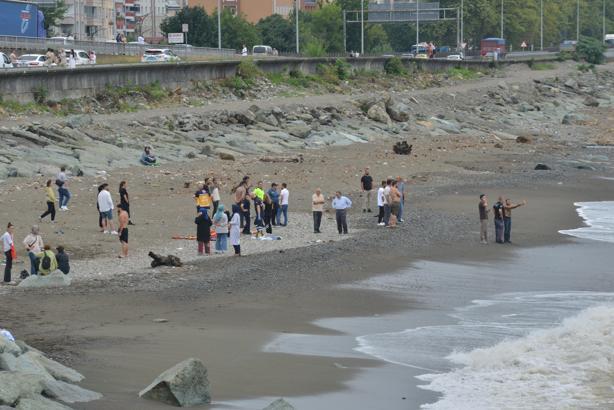 Rize'de denize giren 2 kardeşten 1'i öldü, diğeri kayıp