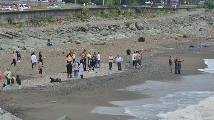 Rize'de denize giren 2 kardeşten 1'i öldü, diğeri kayıp