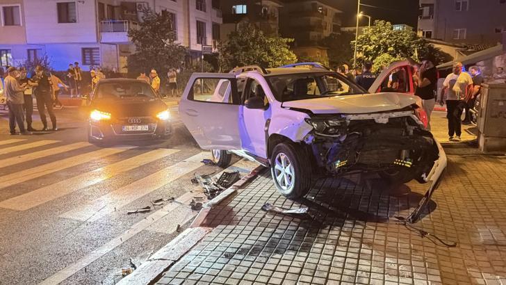 Otomobil polis aracıyla çarpıştı: 2 polis yaralı