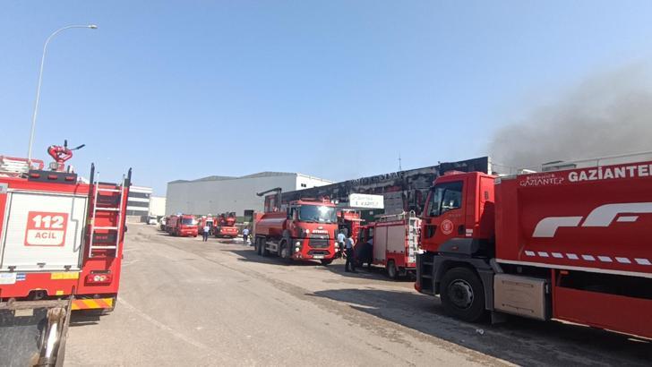 Gaziantep'te elyaf fabrikasında yangın; 2 işçi dumandan etkilendi