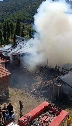 Kardeşlere ait iki ev, yangında kullanılamaz hale geldi